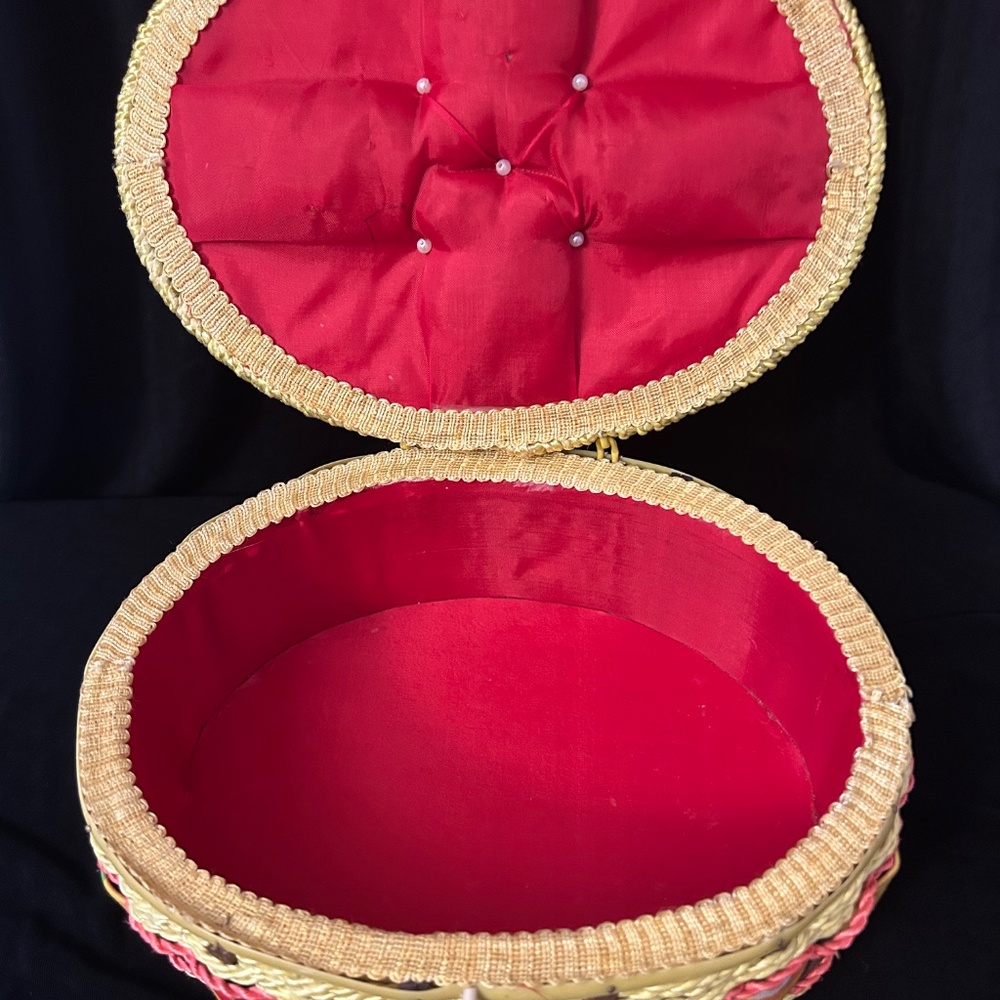 1960"s vintage sewing basket. - Picture 7 of 9